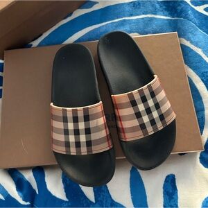 Burberry children’s size 31 original Burberry style slides